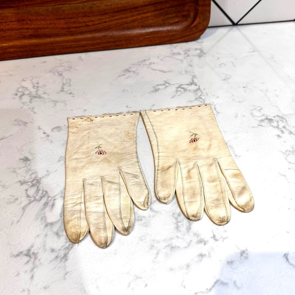 Smart Set white leather dress gloves with embroidered flower s/m 1950s washable